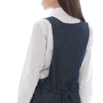 Mulher de costas com vestido azul escuro tipo ganga e camisa branca