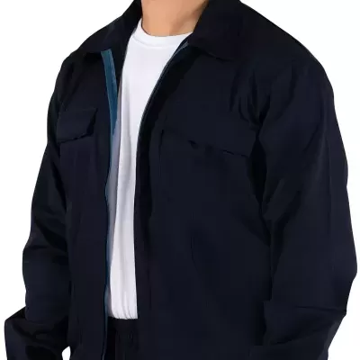 Homem com casaco azul escuro e t-shirt branca em fundo branco