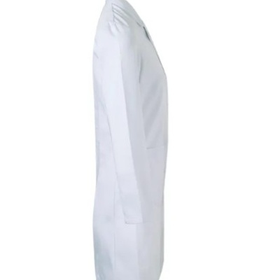 Casaco tipo bata branco visto de lado com bolsos frontais