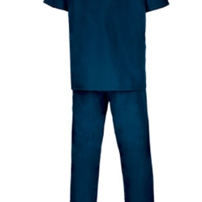 Conjunto azul escuro visto de trás, t-shirt e calças