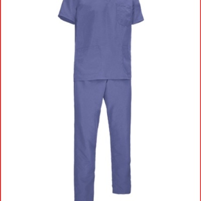 Uniforme médico azul com camisa de gola em V e calças compridas.