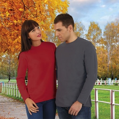 Dois jovens com camisolas vermelha e cinzenta ao ar livre no outono