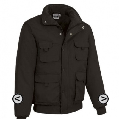 Casaco preto com gola alta e quatro bolsos frontais