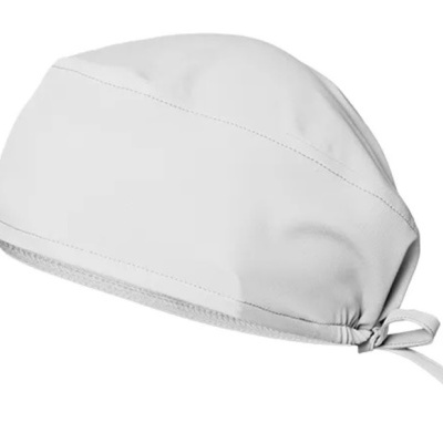 Touca médica branca em tecido liso com ajuste por fita