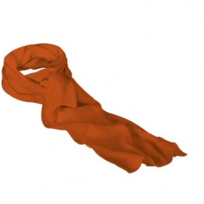 Cachecol laranja alaranjado em tecido macio estendido sobre fundo branco