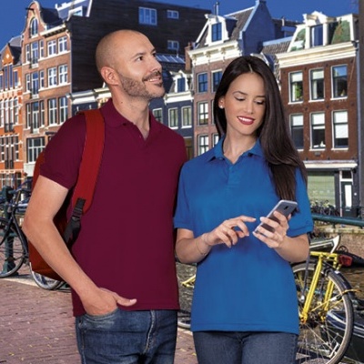 Homem e mulher vestidos com t-shirts polo cidade com canal e casas ao fundo