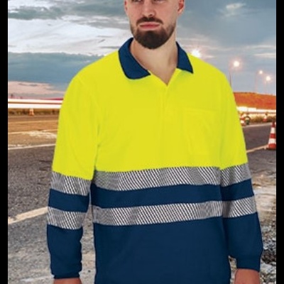 Camisola de trabalho de alta visibilidade amarela e azul com faixas refletores, homem segurando cone laranja em estrada ao entardecer
