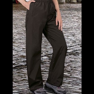 Calças pretas com cós elástico numa pessoa numa rua de calçada