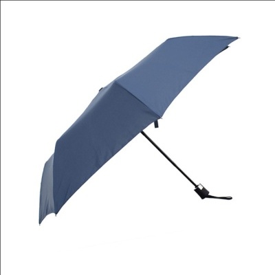 Guarda-chuva dobrável azul aberto com pega preta e alça