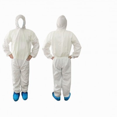 Macacão de proteção branco com capuz e protetores de sapato azuis