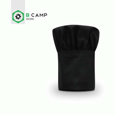Chapéu de cozinheiro preto sobre fundo branco próximo a logo B CAMP WORK