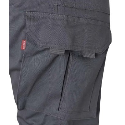 Calça de trabalho cinzenta escura com bolso grande e etiqueta vermelha