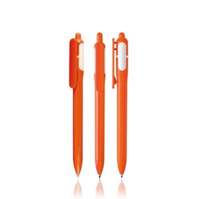 Três canetas esferográficas laranja com clip em fundo branco