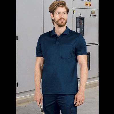 Homem a usar polo azul escuro com bolso, em ambiente industrial