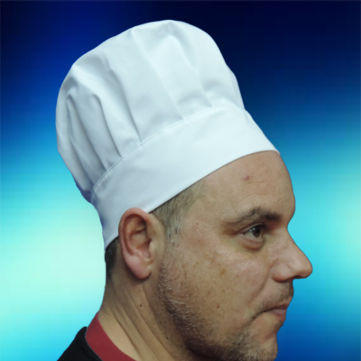 Gorro de cozinheiro branco com pregas em fundo azul