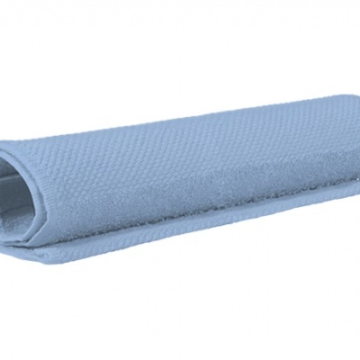 Toalha azul clara enrolada com textura tipo malha