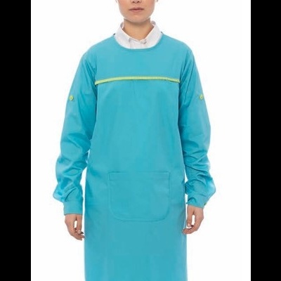 Pessoa com avental azul claro comprido com bolso frontal e detalhe amarelo