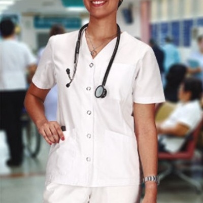 Médica vestindo uniforme branco com estetoscópio em hospital