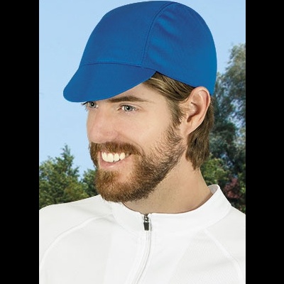 Homem com boné azul e casaco branco em ambiente exterior