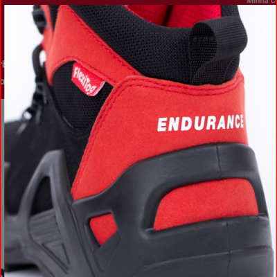 Ténis desportivo vermelho e preto com texto Flexitog e ENDURANCE no calcanhar
