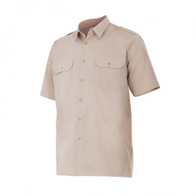 Camisa masculina bege de manga curta com bolsos e botões