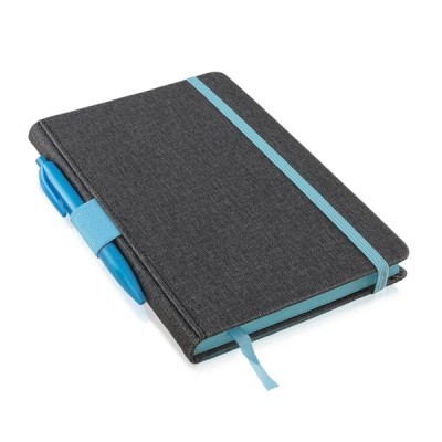 Caderno cinzento com detalhes azuis e caneta azul