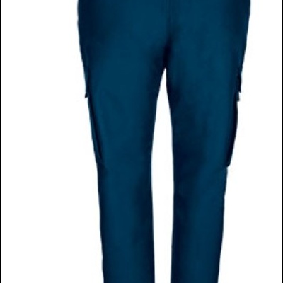 Calças azuis vista traseira com bolsos laterais e traseiros