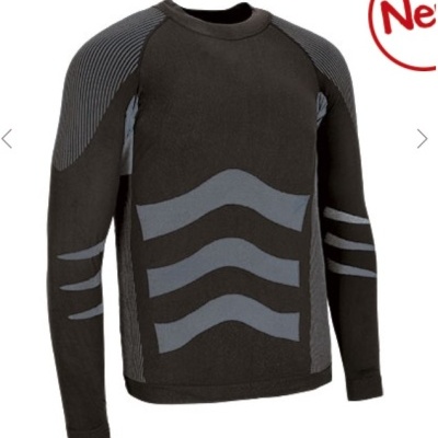 Camisola desportiva preta e cinzenta com padrão de ondas e texto 'New'