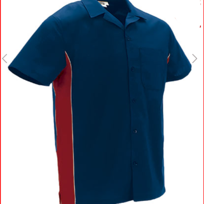 Camisa azul escura com detalhe lateral vermelho e bolso no peito.