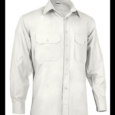 Camisa masculina branca de manga comprida com bolsos e botões