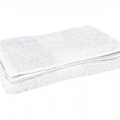 Toalha branca de banho dobrada com faixas texturizadas