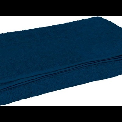 Toalha de banho azul escuro dobrada com textura felpuda de algodão