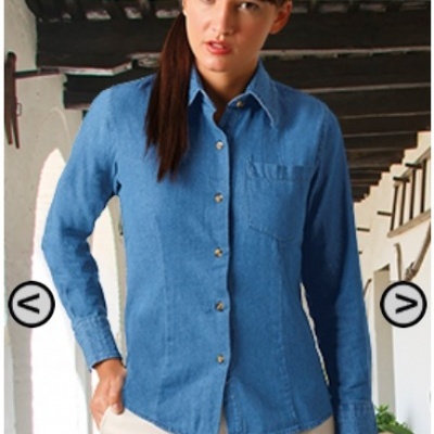 Camisa feminina de ganga azul com botões dourados e bolso no peito