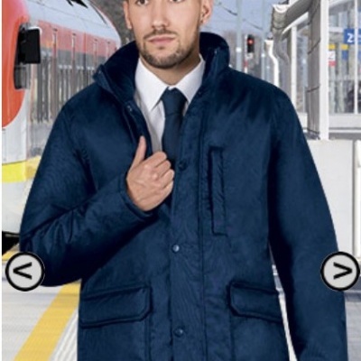 Homem a usar casaco azul escuro numa plataforma de estação de comboios