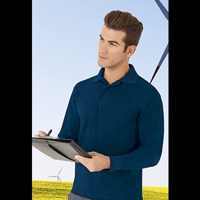 Homem com camisa azul escura e prancheta ao ar livre