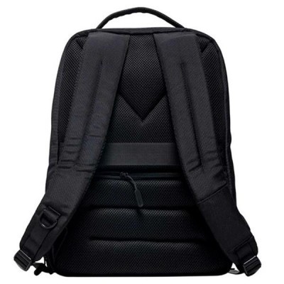 Mochila preta vista de costas com alças almofadadas e fecho zip