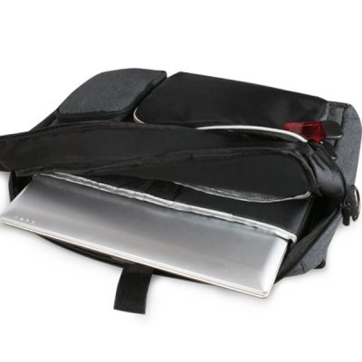 Bolsa de transporte para portátil cinzenta e preta aberta com portátil prateado dentro