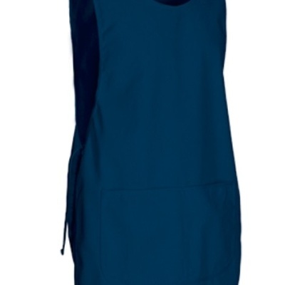 Avental azul escuro sem mangas com bolsos frontais e etiquetas na gola