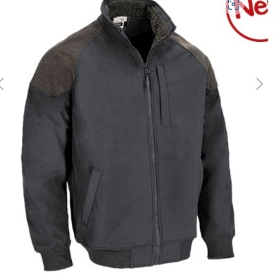 Casaco preto com bolsos e fecho de correr.