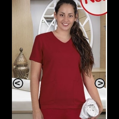 Pessoa com uniforme médico vermelho segurando toalha branca em ambiente interno