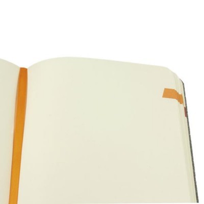 Caderno aberto com páginas em branco e marcador laranja
