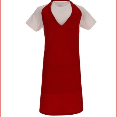Avental vermelho com bolso usado sobre t-shirt branca