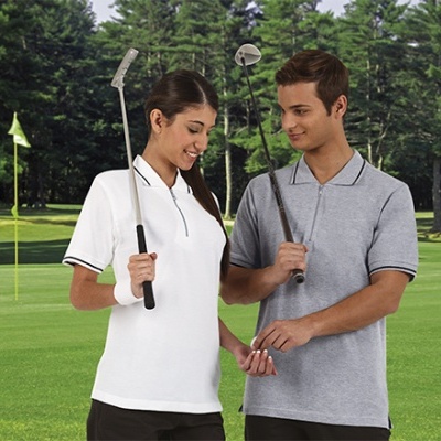 Homem e mulher em campo de golfe com polos e tacos de golfe