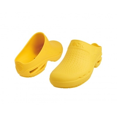 Calçado tipo clogs amarelos sobre fundo branco