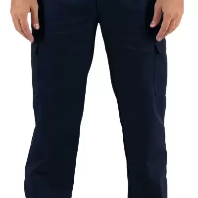 Calças de trabalho masculinas azul escuro com bolsos laterais e botas cinzentas com detalhes verdes