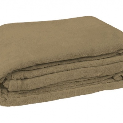 Cobertor castanho claro felpudo dobrado