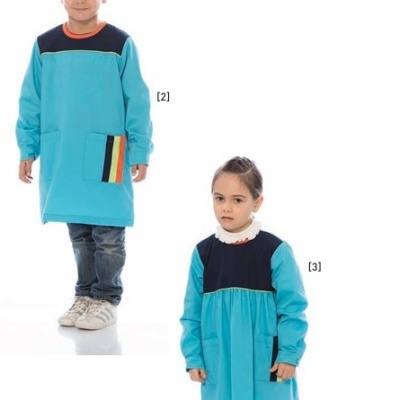 Crianças com aventais azuis e detalhes coloridos em fundo branco