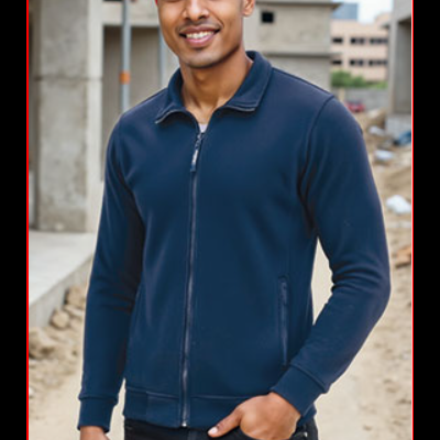 Homem jovem com casaco desportivo azul escuro com fecho de correr em ambiente urbano