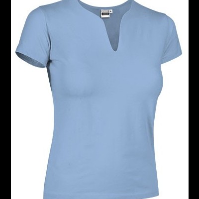 T-shirt feminina azul clara com gola em V aberta