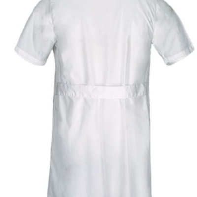 Vestido branco de manga curta visto de costas com cinto na cintura